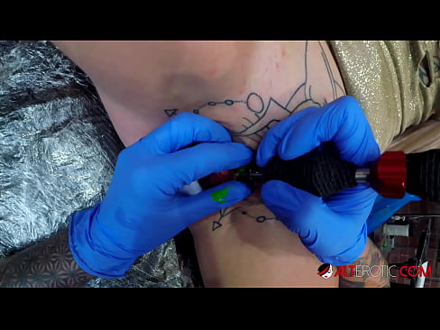 ❤️ Ekstreme tatuita varmulo Sully Savage ricevis tatuon sur sia klitoro ❌ Malmola porno ĉe ni ﹏